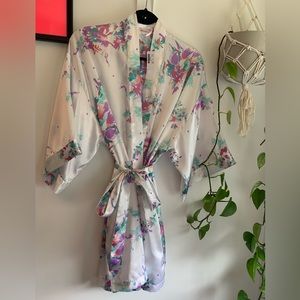 2 for $30 - 👘 White Floral Satin Kimono 👘 La Vie en Rose🌹